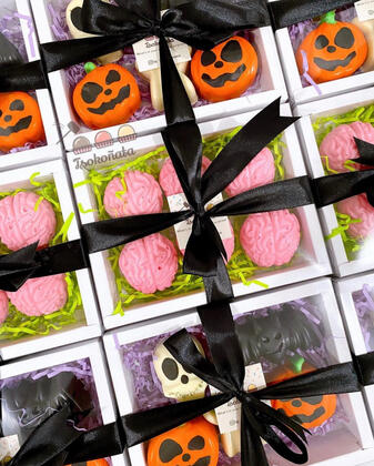 Mini bloody brain and halloween cake truffles